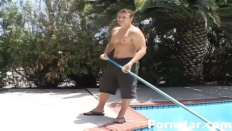 vollbusige milf cheyenne hunter bikini trägt wird am pool