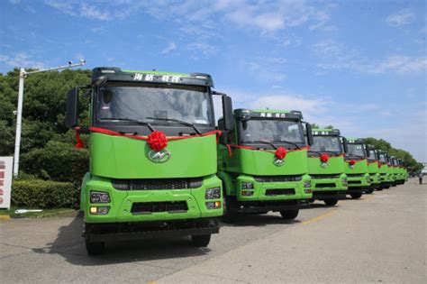 共譜綠色城市建設新篇章蘇州金龍批量新能源自卸車交付海藍居 中國網海峽頻道