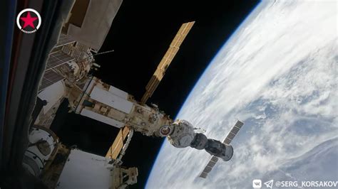 Космонавты разместили на внешнем борту модуля "Наука" фотографии ...