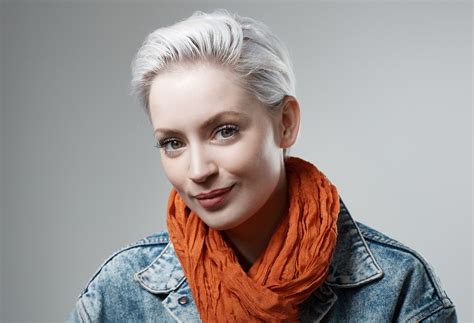 25 Platinum Blonde Hairstyles To Make You Look Your Best