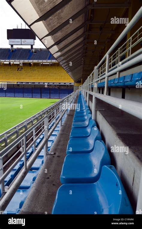 La Bombonera Stadium (sede del club de fútbol Boca Juniors), el barrio ...