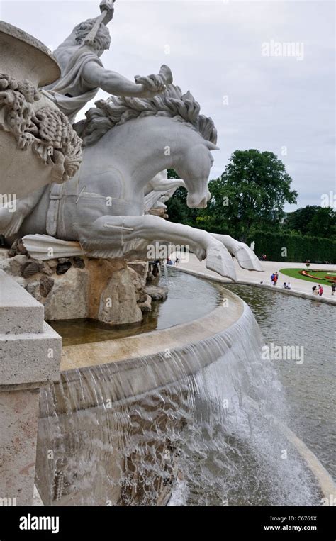 Fountain Figures Palace Statues Hi Res Stock Photography And Images Alamy