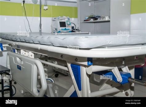 Emergency room with medical equipment Stock Photo - Alamy