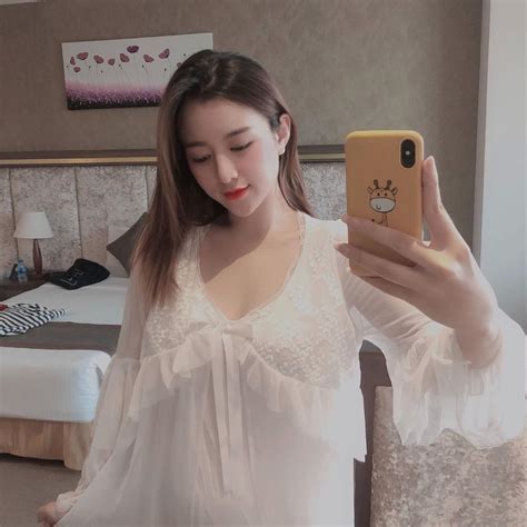 Da trắng mặt xinh thân hình dáng chuẩn cô nàng hot girl Việt mới nổi khiến cộng đồng mạng xao xuyến