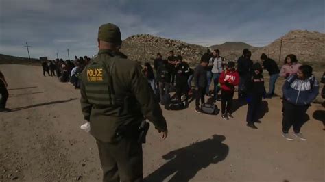 Migrantes Grabados En Un Nuevo Vídeo Bajando Por La Remota Ladera De