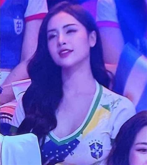 Hot girl mặc áo Brazil gây sốt Nóng cùng World Cup Xinh đẹp quyến rũ thu nhập triệu tháng