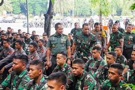 Panglima Tni Cek Kesiapan Pasukan Pengaman Unjuk Rasa Dan Babinsa