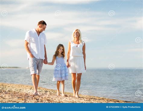 Familia Feliz En La Playa Foto De Archivo Imagen De Lazo 37522894