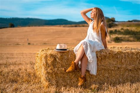 Mode De Vie Jeune Paysanne Blonde Aux Cheveux Raides Avec Une Robe Blanche Profitant Du Soleil