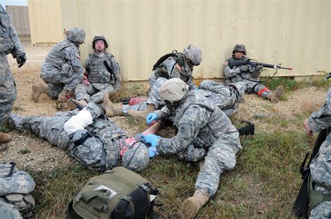 File:US Army 52649 Combat medic course.jpg - Wikimedia Commons