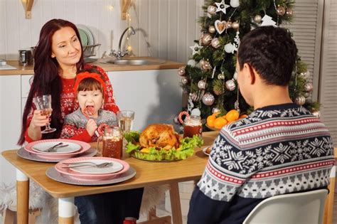 Marido E Esposa Felizes Comendo Sentados Em Um Jantar Festivo A