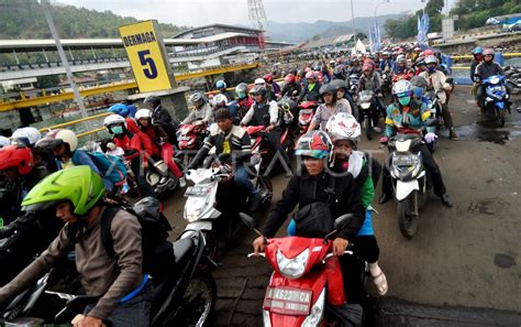 Pemudik Motor Padati Merak Antara Foto