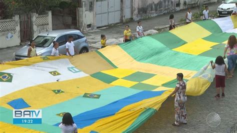 Em Salvador Estudantes Confeccionam Bandeira Verde E Amarela Gigante E