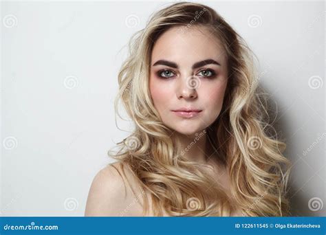 Jong Mooi Meisje Met Blonde Krullend Haar En Rode Lippenstift Stock Afbeelding Image Of
