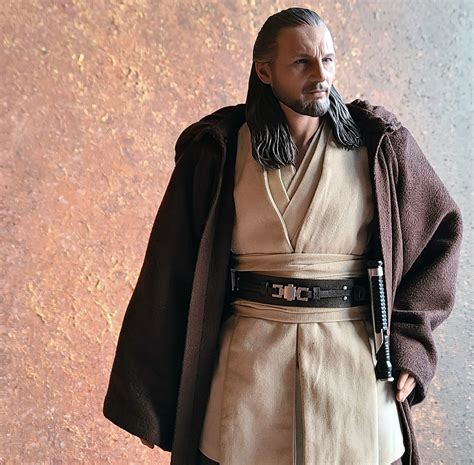 Hot Toys MMS The Phantom Menace Qui Gon Jinn Scale