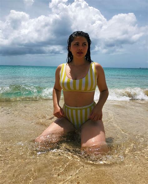 8 Hot Sexy Fallon Smythe Bikini Pics