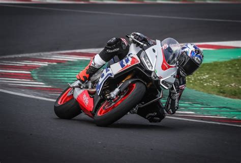 Motorrad Vergleich Yamaha R World Gp Th Anniversary Vs Aprilia