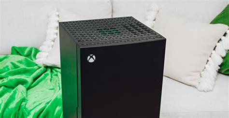 Энтузиаст купил сломанный холодильник Xbox и превратил в полезный постамент