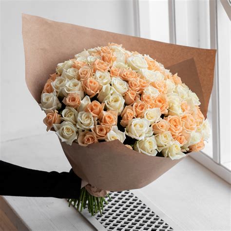 Розы белые и персиковые недорого: 101 цветок по цене 16310 ₽ - купить в ...