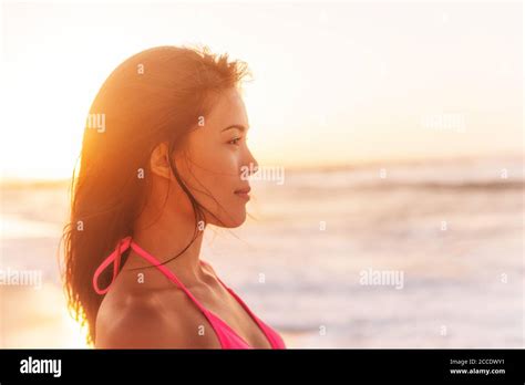 Girl in pink bikini ocean Fotos und Bildmaterial in hoher Auflösung Alamy