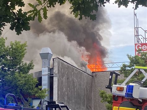 Hilden Großbrand in Hilden Schreinerei in Flammen Fotos