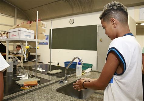 Escolas estaduais de Guarujá SP retomam aulas presenciais para