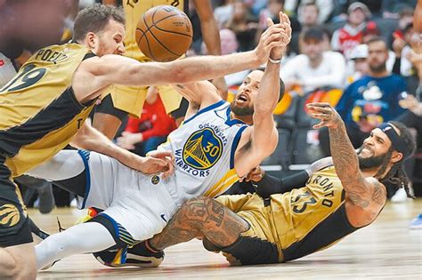 Nba》柯瑞生子前續飆分 勇士力退暴龍 運動天地 中國時報