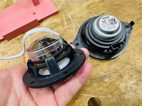 AUDI純正BOSEサウンドのスピーカー交換音質改善の方法のご紹介 その1アウディA1 純正ボーズ センタースピーカー交換編 HOT WIRED ホットワイヤード オフィシャル