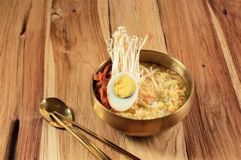 Sopa Coreana De Macarr O Instant Neo Ramyeon Em Dourado Foto Premium