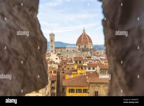 Il Duomo Di Firenze Incorniciato In Pietra La Cattedrale Di Firenze