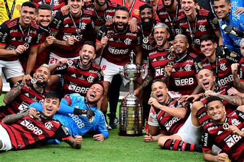 Jogador Do Flamengo Tatua Taças Conquistadas Em 2022 Lance