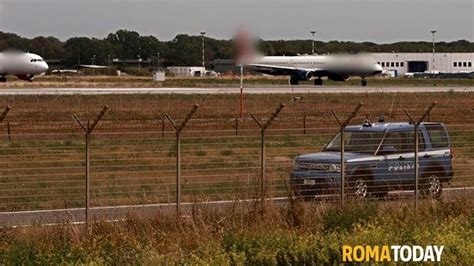 Atterraggio D Emergenza A Fiumicino Panico Tra I Passeggeri La