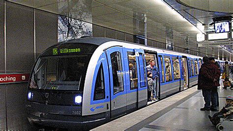 Alkoholisierter Mann Wird Von U Bahn Erfasst Und Verletzt