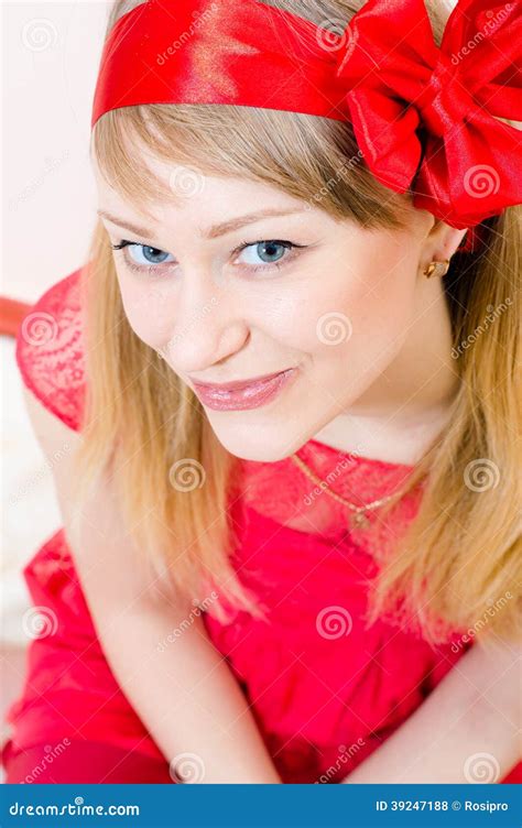 Appareil photo De Sourire De Belle Jeune De Femme Fille De Pin up Blonde Drôle D yeux Bleus Et