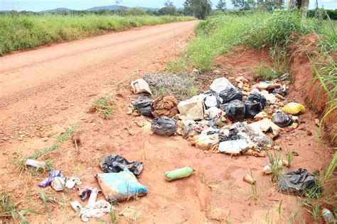 Crime Ambiental lixo é jogado às margens das estradas Prefeitura