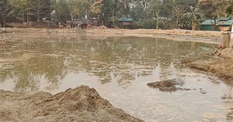 চকরিয়ায় অবৈধ বালু উত্তোলন ঝুঁকিতে ফসলি জমি মুজিববর্ষের ঘর