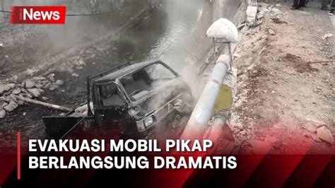 Mobil Pikap Terjun Ke Kali Evakuasi Berlangsung Dramatis