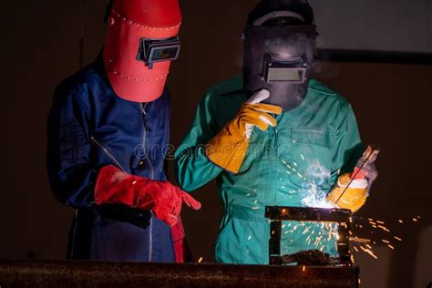 Trabajos De Soldadura De Metal Con Soldadura De Arco Eléctrico Imagen