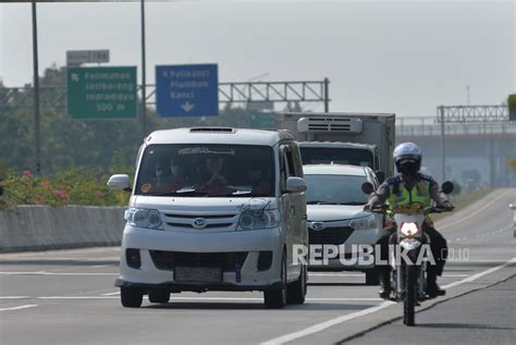 Polisi Kawal Kendaraan Pemudik Yang Dipaksa Putar Balik Republika Online