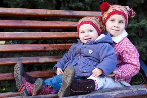 Enfants S Asseyant Sur Un Banc Image Stock Image Du Visage Regarder