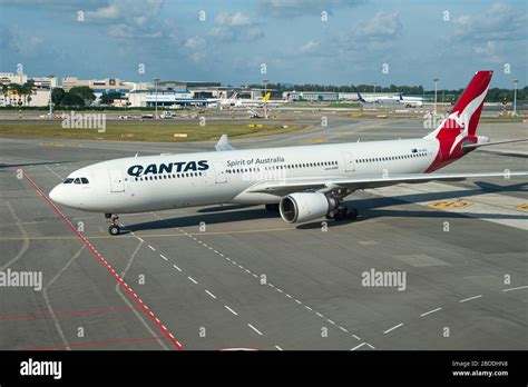 31.01.2020, Singapore, , Singapore - A Qantas Airways passenger ...