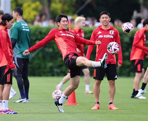 ＜日本代表・練習＞ボールに足を伸ばす鎌田（撮影・尾崎 有希） ― スポニチ Sponichi Annex サッカー