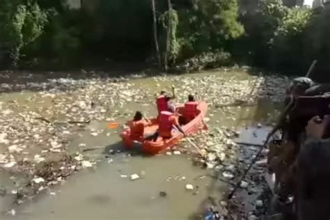 Aksi Bersih Bersih Sampah Sungai Citarum Karawang Viral Di Medsos