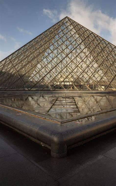 En La Parte Delantera Del Famoso Museo Louvre Y Su Gran Pirámide De