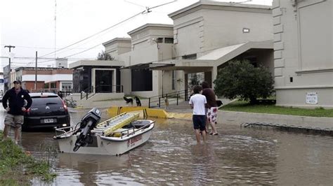 Tres Muertos Un Desaparecido Y Miles De Evacuados Por Las Lluvias En