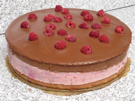 Tort cu mousse de zmeură şi ciocolată reţetă culinară