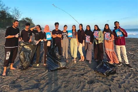 Gelar Aksi Bersih Pantai Mahasiswa Temukan Banyak Sampah Plastik