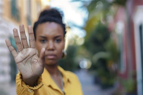 Uma Mulher Afro Americana Concentrada Exibe Um S Mbolo De Parada