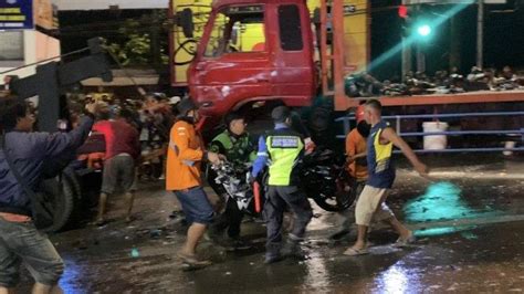 Jadi Tersangka Sopir Truk Tronton Penyebab Kecelakaan Maut Di Exit Tol