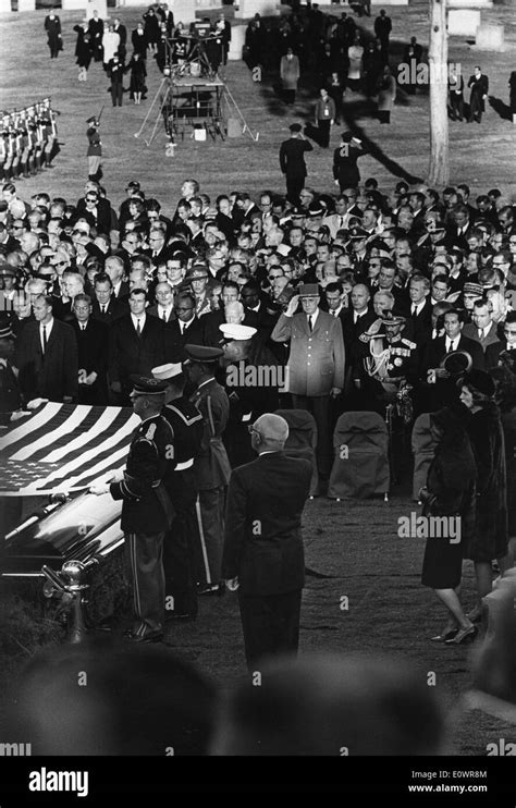 Le Pr Sident De La France Charles De Gaulle Assiste Aux Fun Railles Du